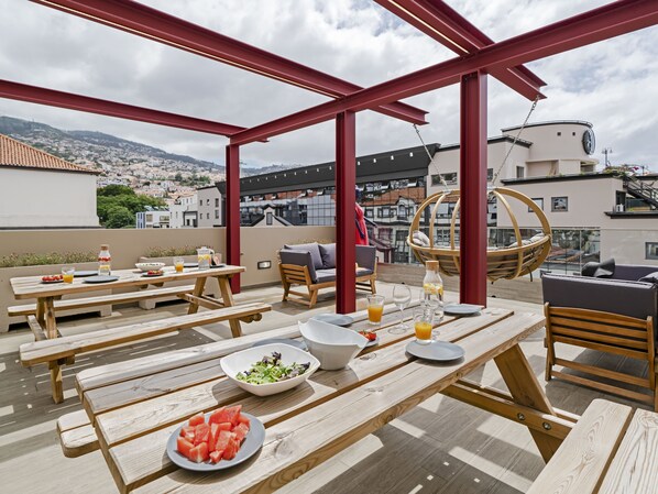 Outdoor dining - Drapes Design Apartments II (Funchal)