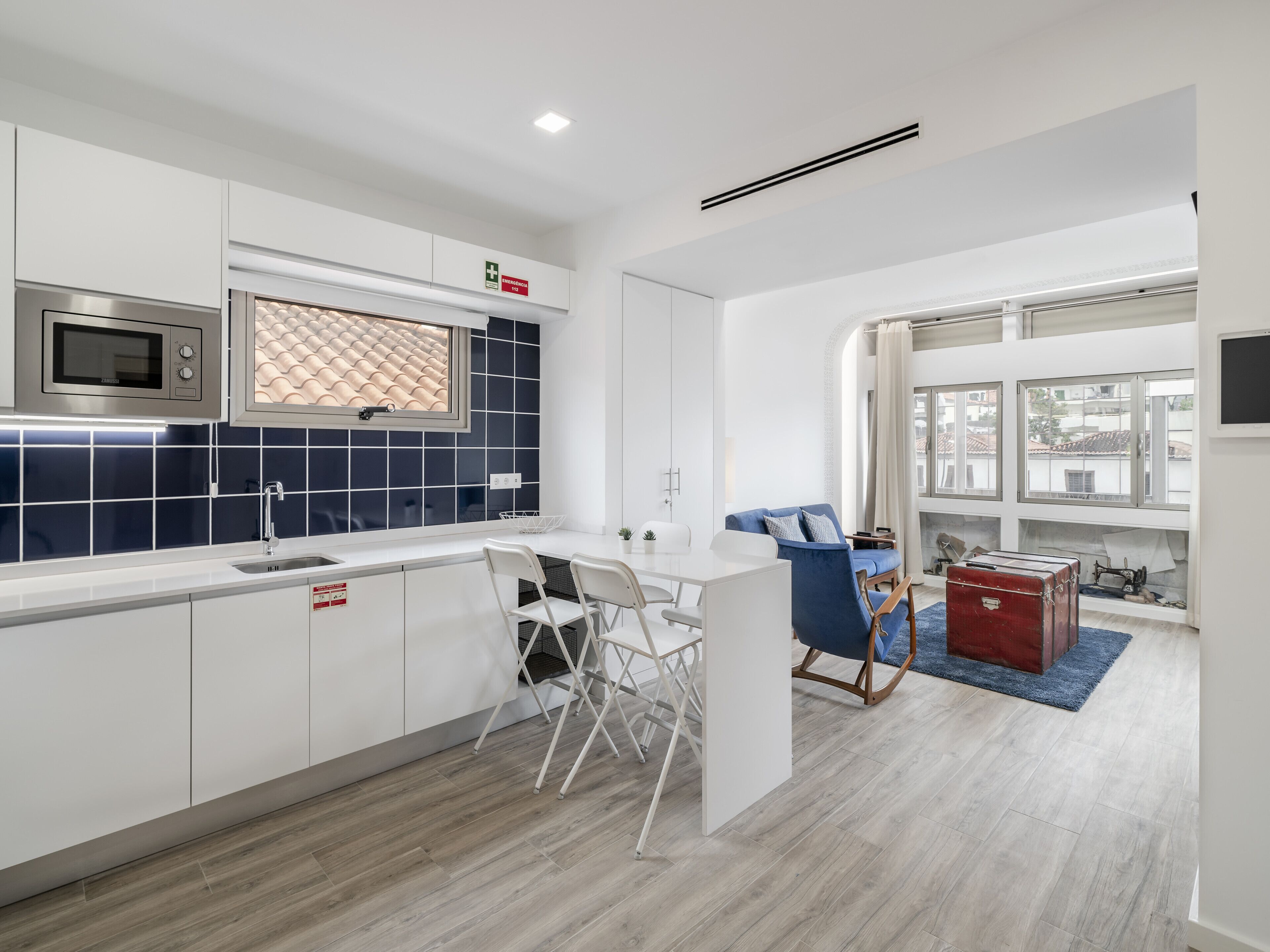 Frigorífico, microondas, horno y placa de cocina