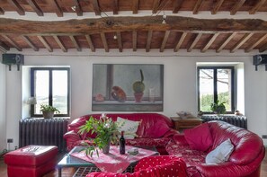 Smart-TV, Kamin, DVD-Player, Bücher