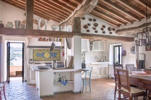 Frigorifero, forno, piano cottura, lavastoviglie