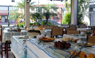Café da manhã com buffet grátis todos os dias