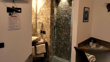 Escritorio, wifi gratis, ropa de cama y acceso para silla de ruedas