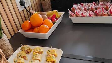 Petit déjeuner continental (6 EUR par personne)