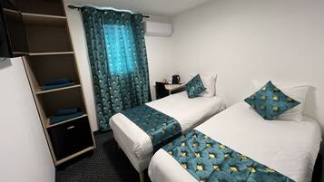 Twin Room with Shower | Soundproofing, free WiFi, bed sheets, wheelchair access