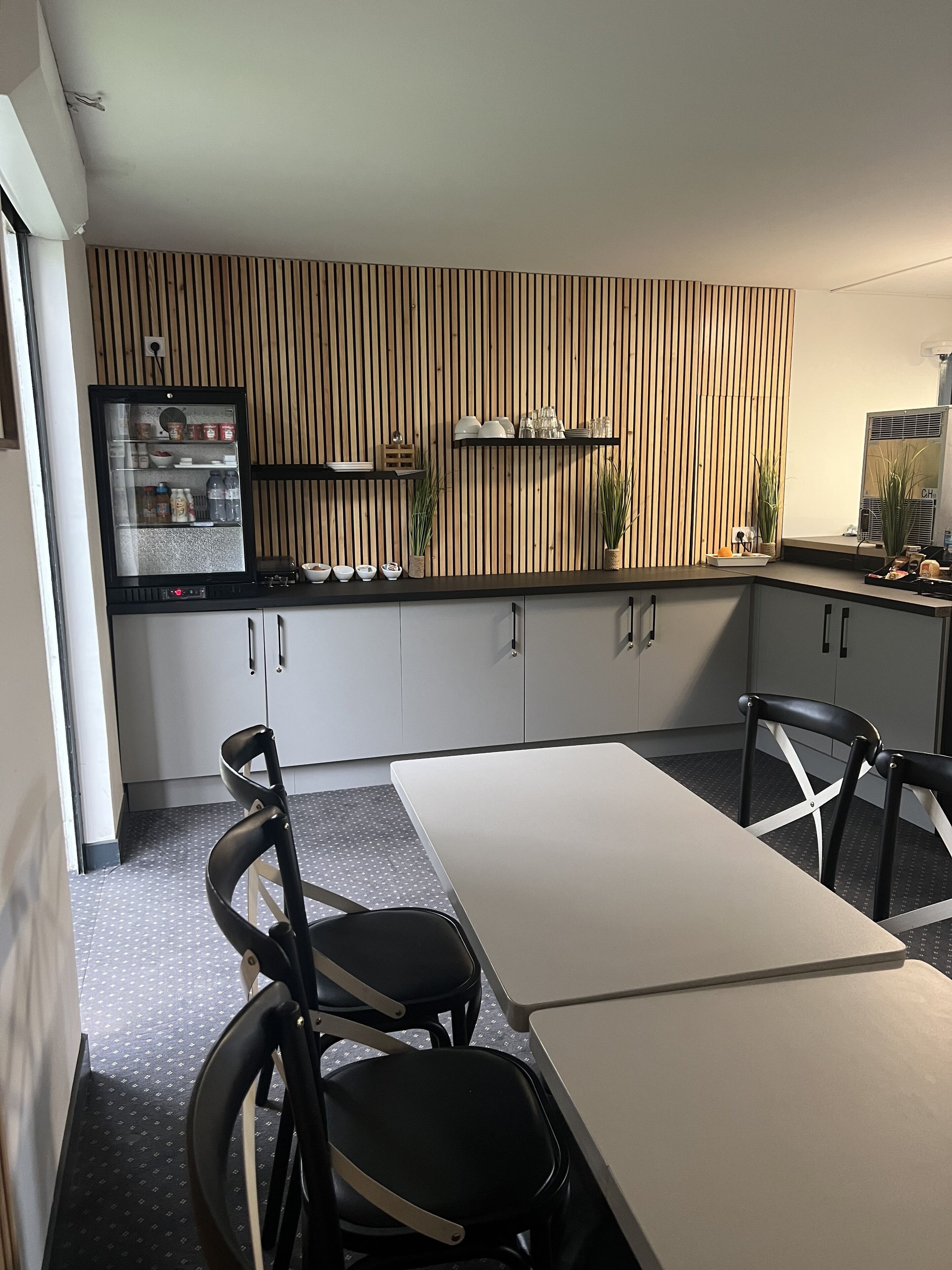 Dagelijks continentaal ontbijt (EUR 6 per persoon)