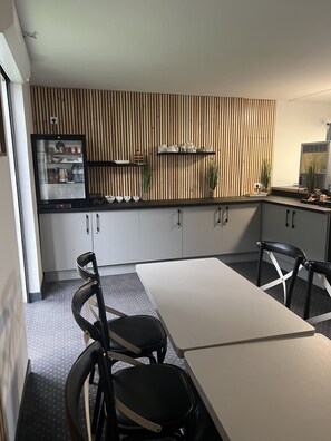 Petit déjeuner continental (6 EUR par personne)