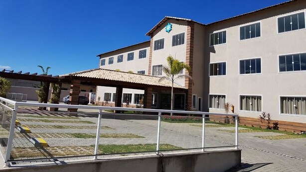 A multi-story building with a flat roof, large windows, and a central entrance. - Paracambi Top Hotel (Paracambi)