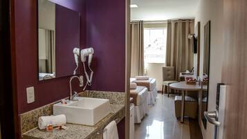 Minibar, escritorio, cortinas opacas y wifi gratis