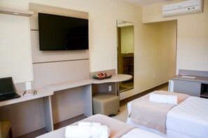 Habitación estándar con 2 camas individuales | Minibar, escritorio, cortinas blackout y wifi gratis 