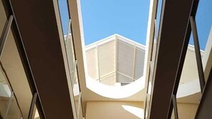 A high-ceiling atrium with a skylight, allowing natural light to enter. - Paracambi Top Hotel (Paracambi)