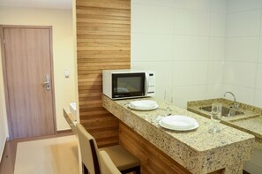 Minibar, escritorio, cortinas blackout y wifi gratis 