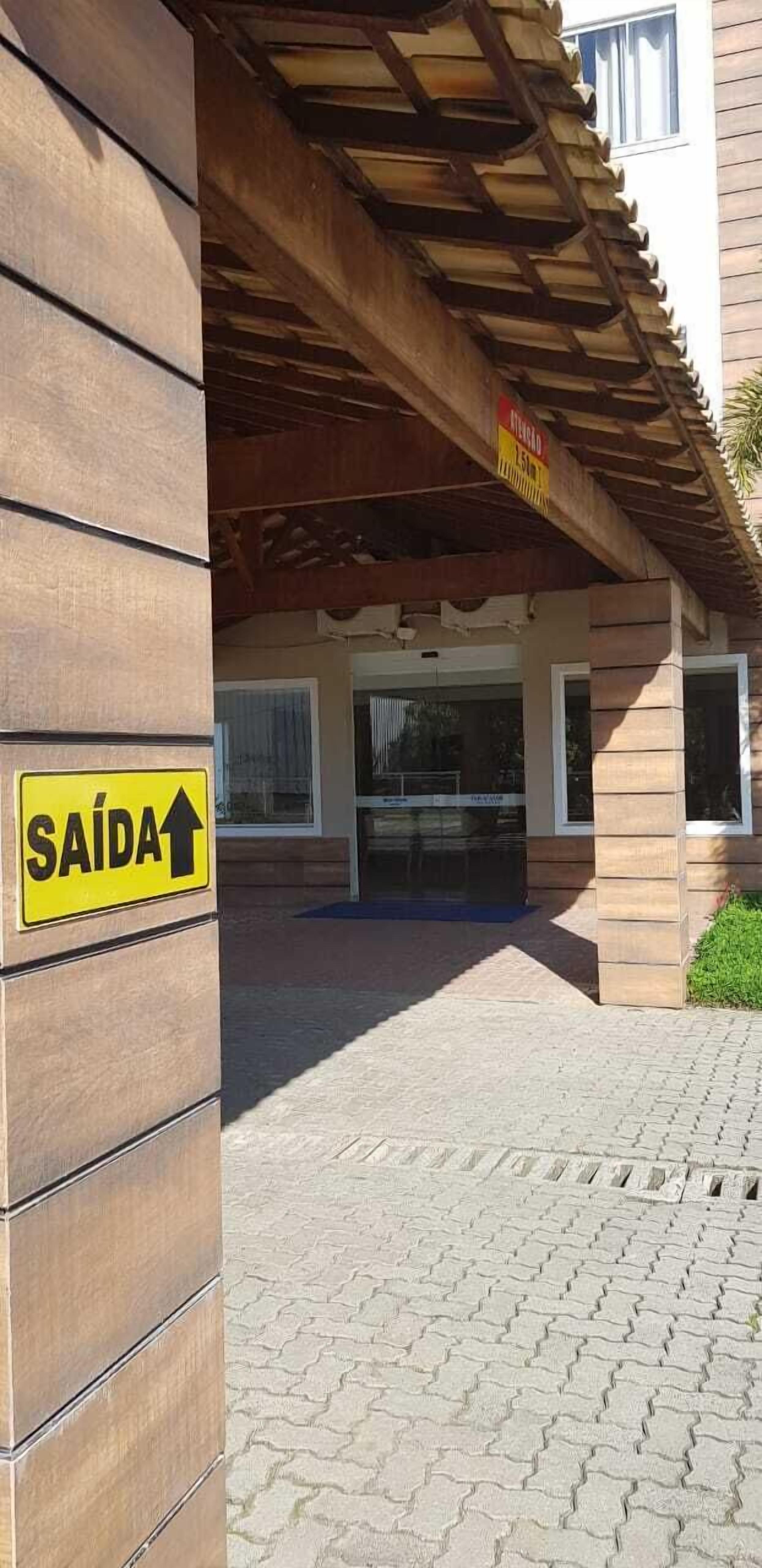 Entrada de un edificio con un cartel que señala la salida.