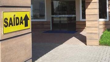 Entrada de un edificio con un cartel que señala la salida.