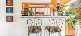 Sunny cheerful house in downtown Belmont 