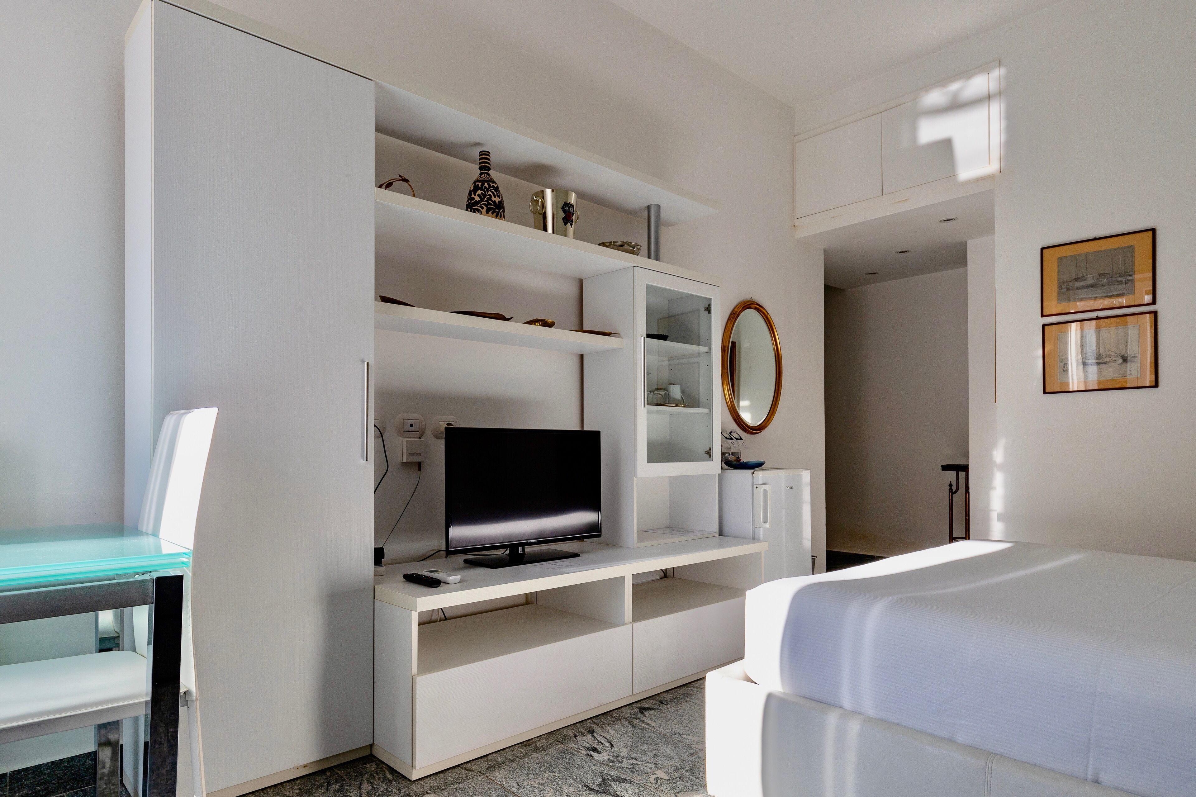 Suite Studio Exécutive | Coin séjour | Télévision à écran plat de 42 pouces avec chaînes numériques, télévision