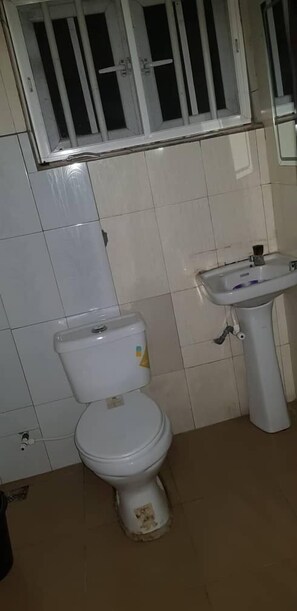Basic-Zimmer | Badezimmer | Dusche, Handtücher, Seife, Toilettenpapier