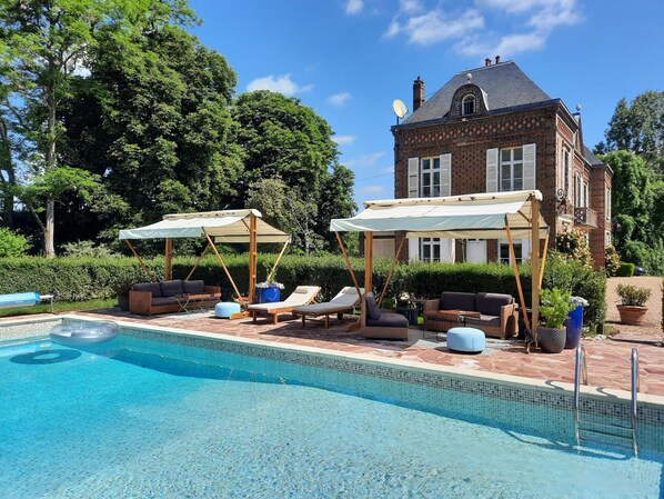 Seasonal outdoor pool, open 9:00 AM to 8:30 PM, pool umbrellas - Les Tuileries du Buisson (Verneuil d'Avre et d'Iton)