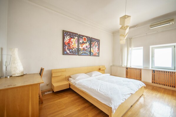2 bedrooms, desk, iron/ironing board, WiFi