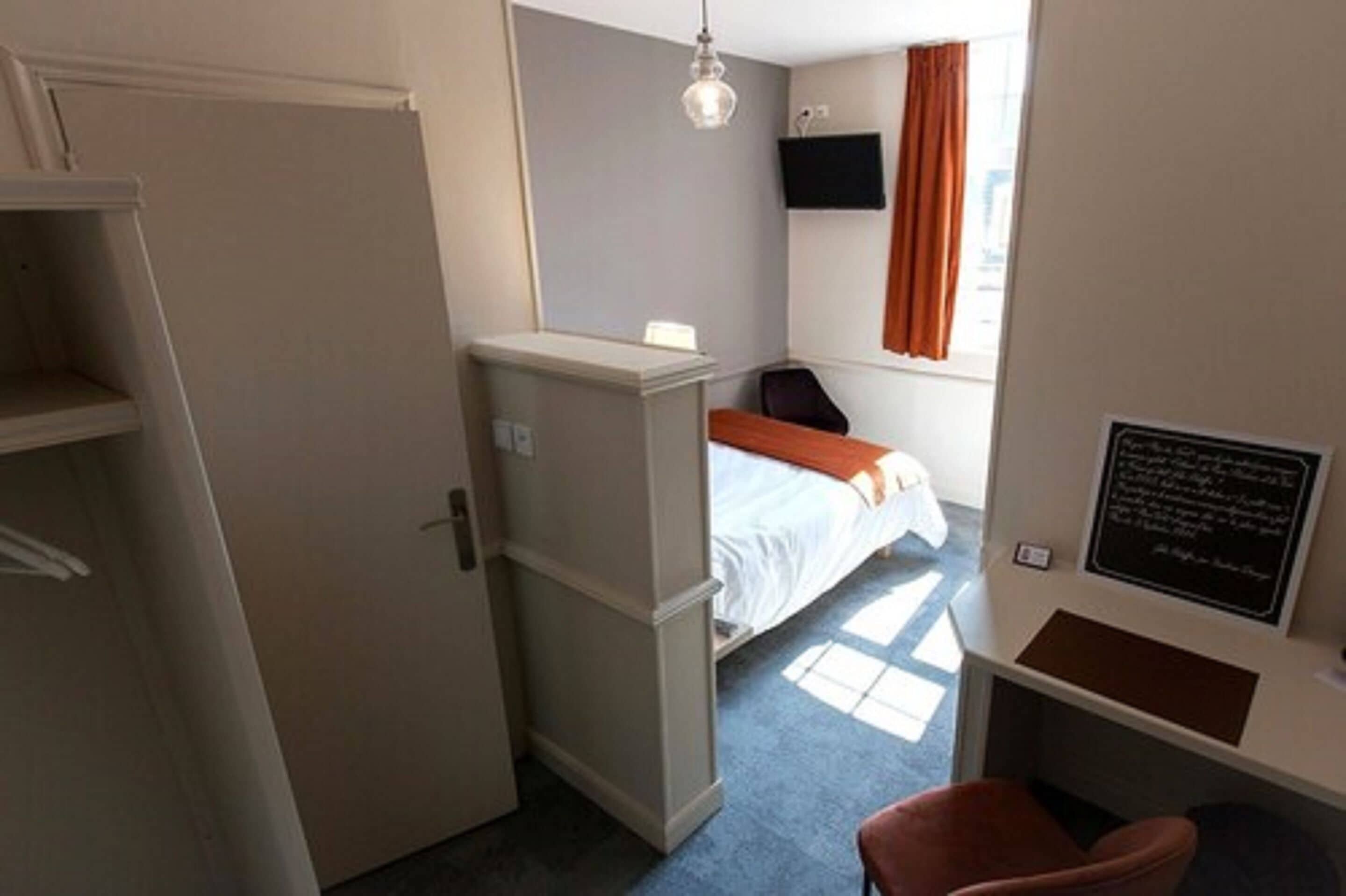 premium bedding, desk, free wifi, bed sheets