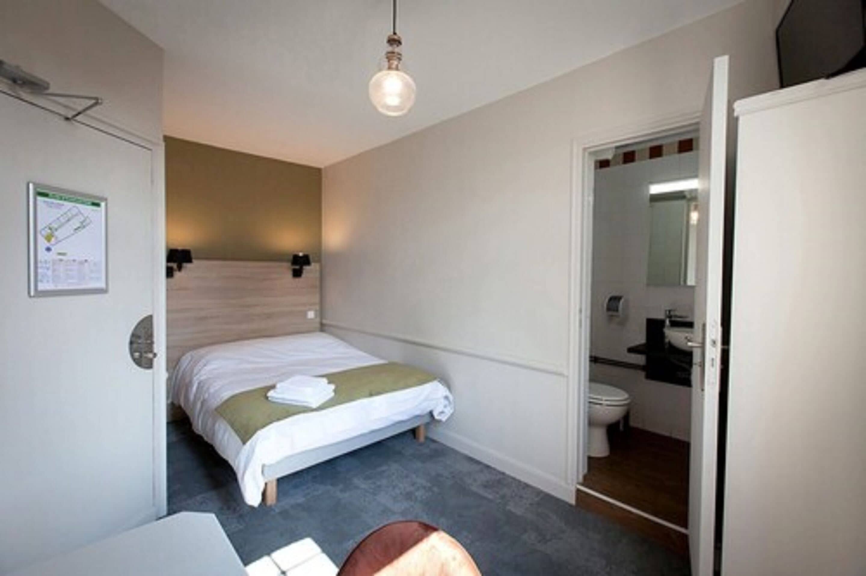 premium bedding, desk, free wifi, bed sheets