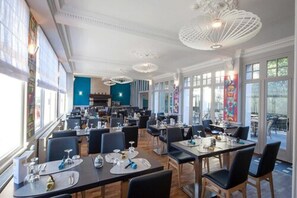 Tägliches Frühstücksbuffet (10 EUR pro Person)