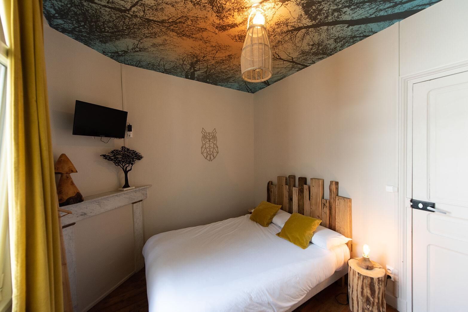 premium bedding, desk, free wifi, bed sheets