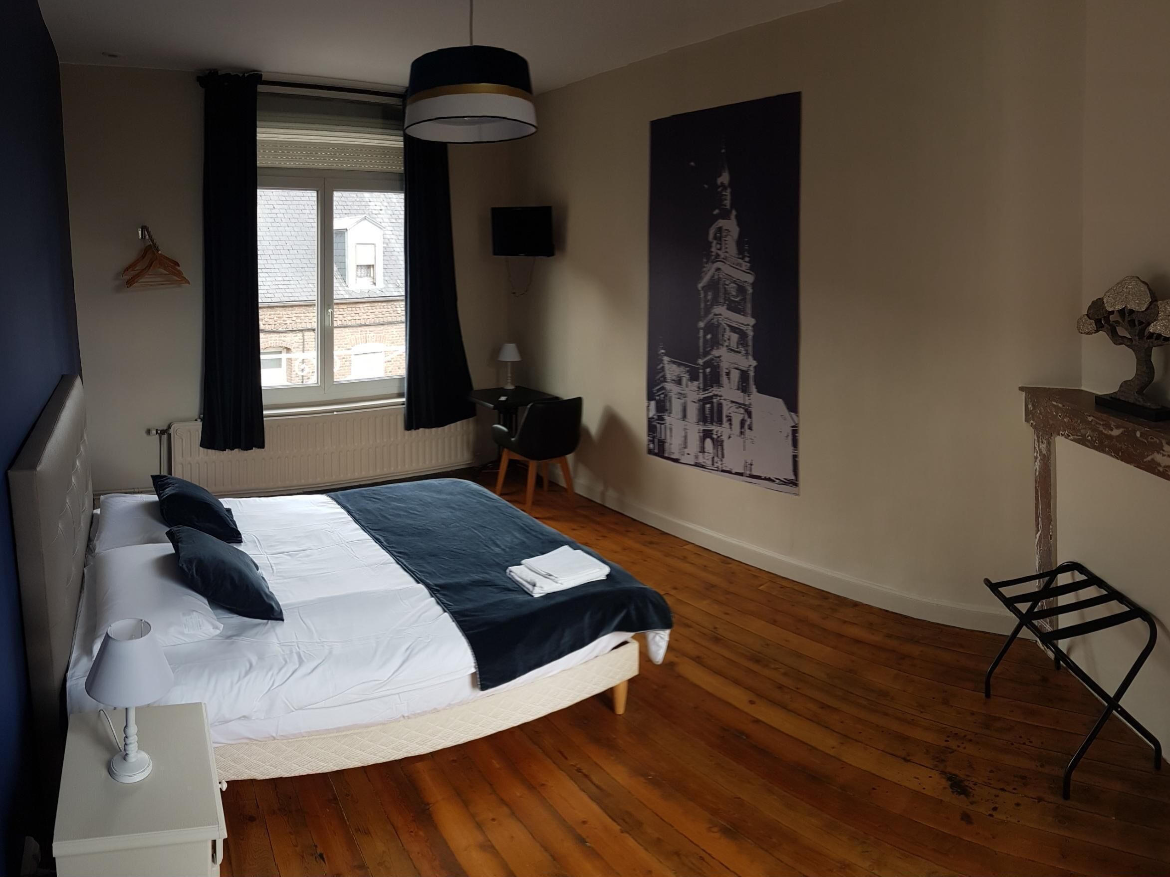 Premium bedding, desk, soundproofing, WiFi (free)