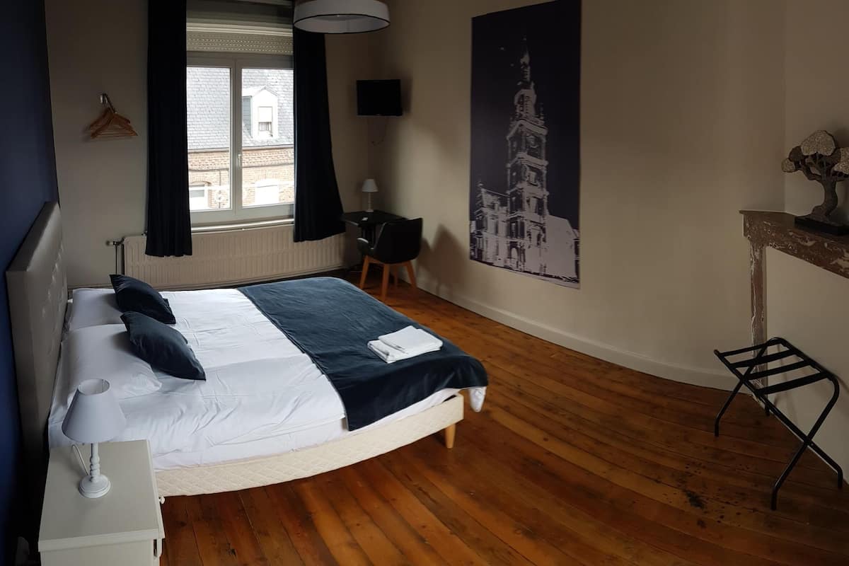 Premium bedding, desk, soundproofing, WiFi (free)
