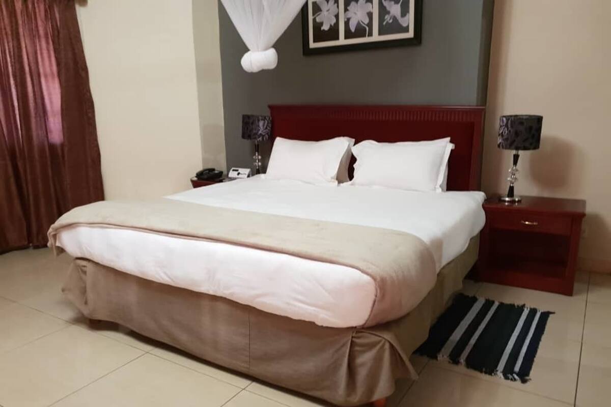 Family Double Room | Minibar, desk, laptop workspace, soundproofing