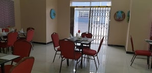 Se sirven desayunos, almuerzos y cenas; cocina local e internacional