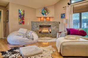3 bedrooms, in-room safe, desk, iron/ironing board - Large King Suite- Hot Tub-12 min to town- sleeps 8 (Asheville)