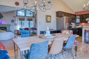 Interior - Large King Suite- Hot Tub-12 min to town- sleeps 8 (Asheville)