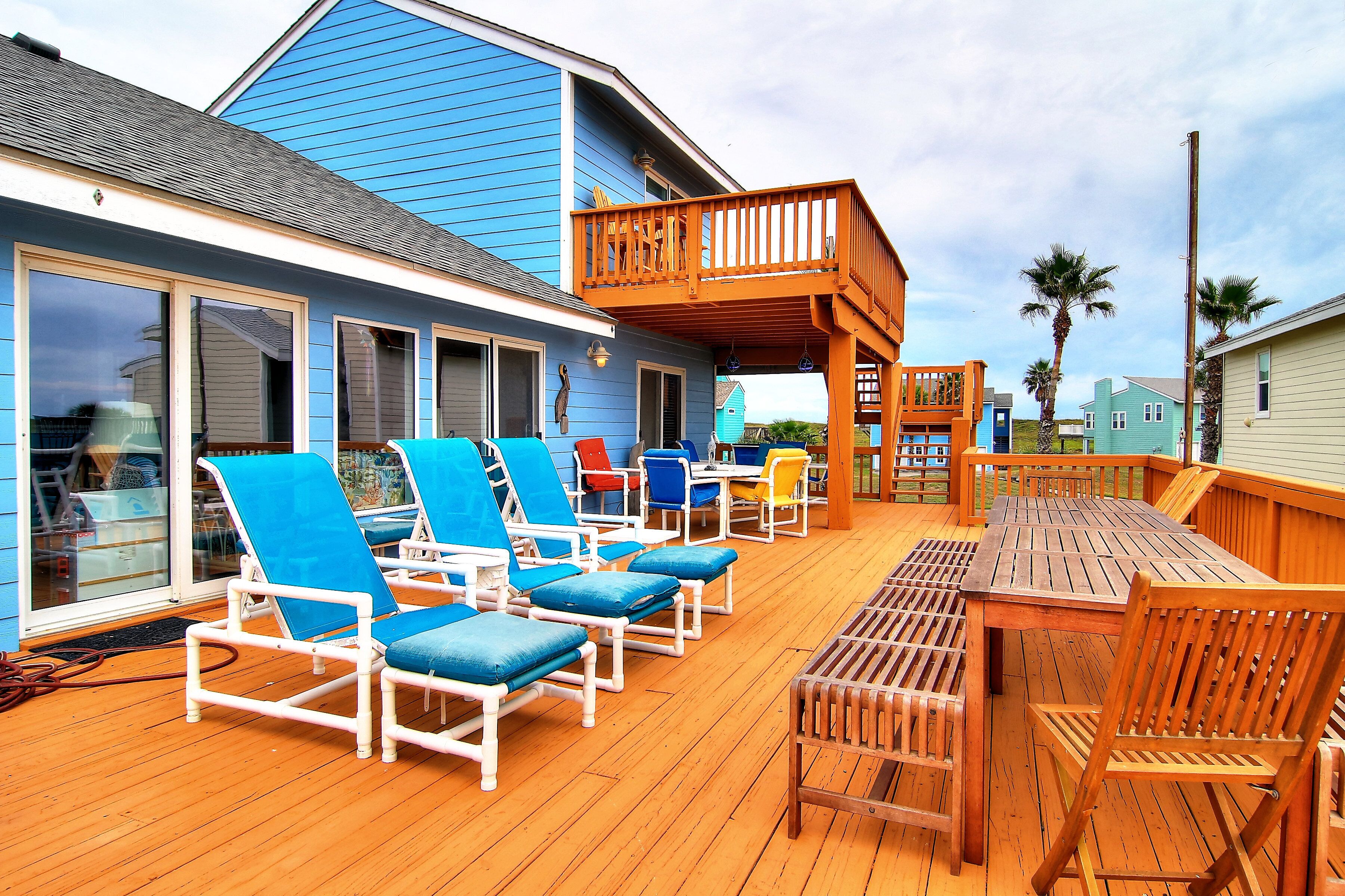 Walk to the beach, Sleeps 10, Community pool!