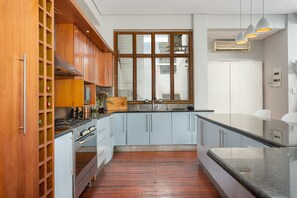 Een koelkast, een microgolfoven, een oven, een kookplaat