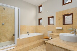 Bathtub, hair dryer, towels, toilet paper - Inner City New York Style Loft, Pool Table (Cape Town)