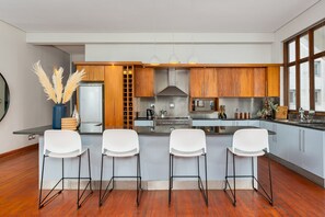 Een koelkast, een microgolfoven, een oven, een kookplaat