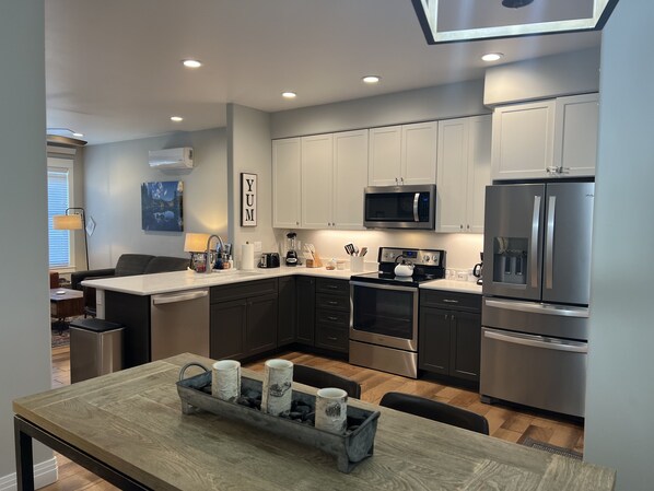 Réfrigérateur, micro-ondes, four, plaque de cuisson