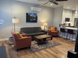 TV connectée, lecteur de DVD, livres