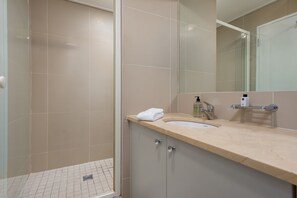 Regadera, secadora de cabello, toallas, papel de baño 