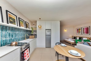 Fridge, microwave, oven, stovetop - Refurbished Studio Apart in the Heart of Cape Town
(Cape Town)