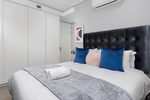 1 Schlafzimmer, Zimmersafe, Schreibtisch, Bügeleisen/Bügelbrett