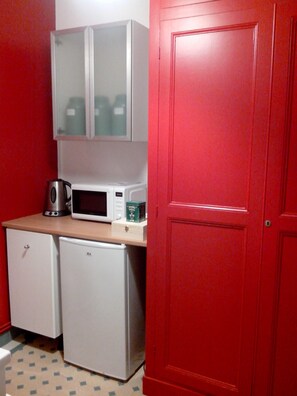 Family Suite, Private Bathroom | Restaurant - Chambres D'hôtes La Bourbelle (Neufmoutiers-en-Brie)