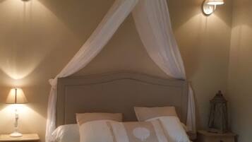 Romantic Double Room, Ensuite, Courtyard View (Lucie)