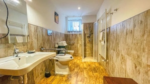 A bathroom with a sink, toilet, and shower. - TABOR - APARTMENT sleeps 6 - 2nd floor (Bardonecchia)