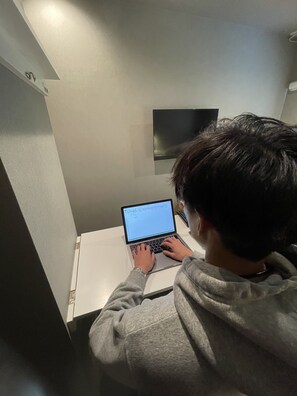 高級雙人房 | 書桌、隔音、免費 Wi-Fi、床單