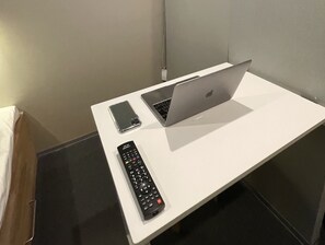 高級雙人房 | 書桌、隔音、免費 Wi-Fi、床單