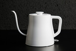 高级双人房 | 办公桌、隔音、免费 WiFi、床单