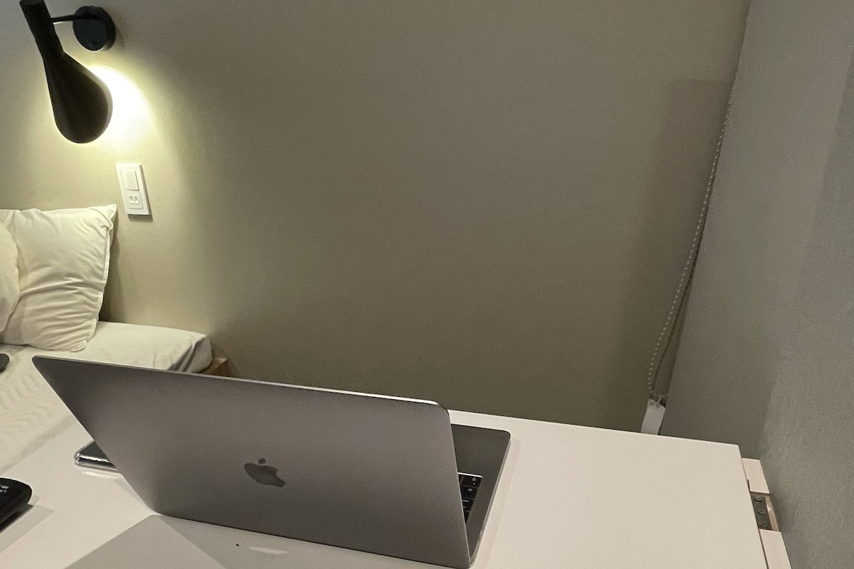 Escritorio, sistema de insonorización, wifi gratis y ropa de cama