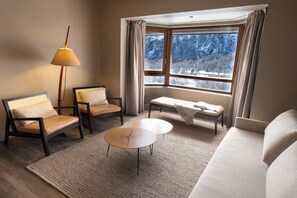 Suite – superior | Sengetøy av topp kvalitet, senger med overmadrass og minibar (inkludert)