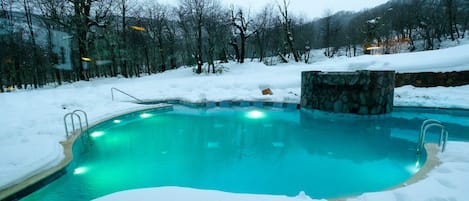 Piscina coberta, piscina a l'aire lliure de temporada i para-sols